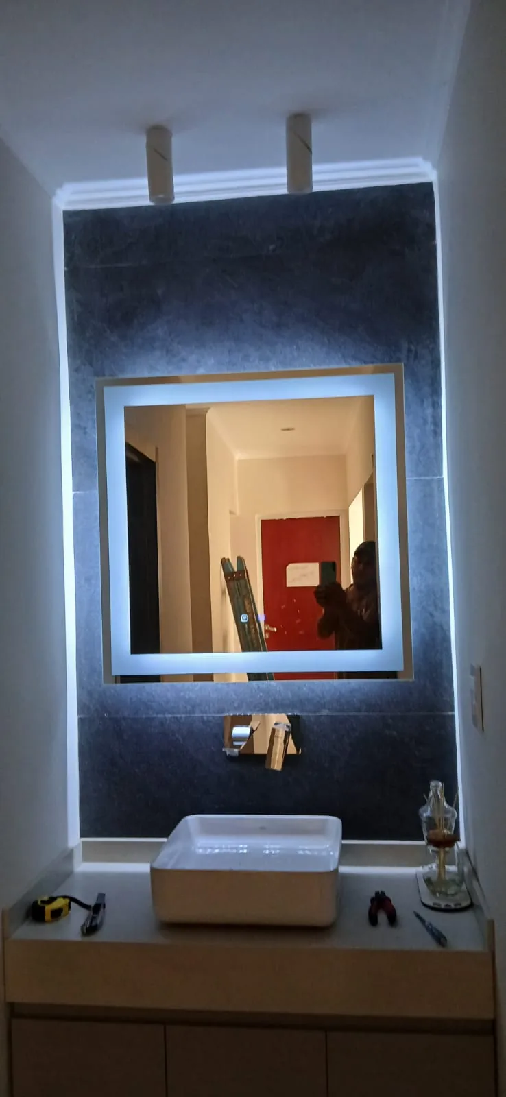 Espejo LED fabricado por Entika, en la casa de un cliente