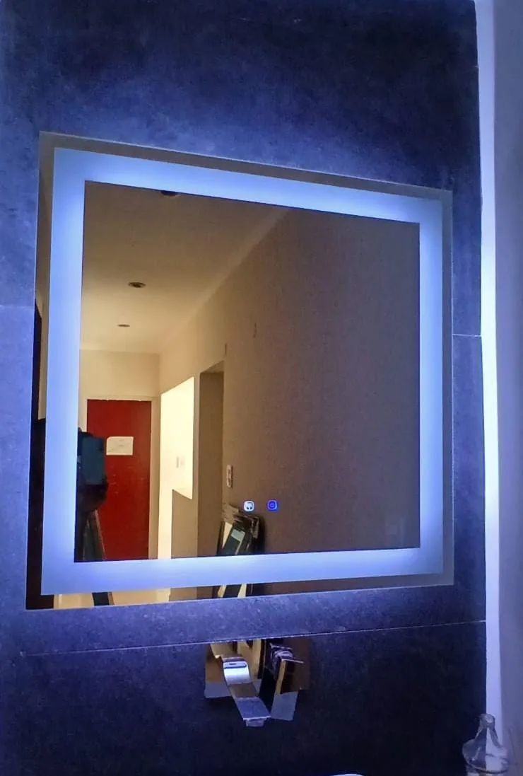 Espejo LED fabricado por Entika, en la casa de un cliente