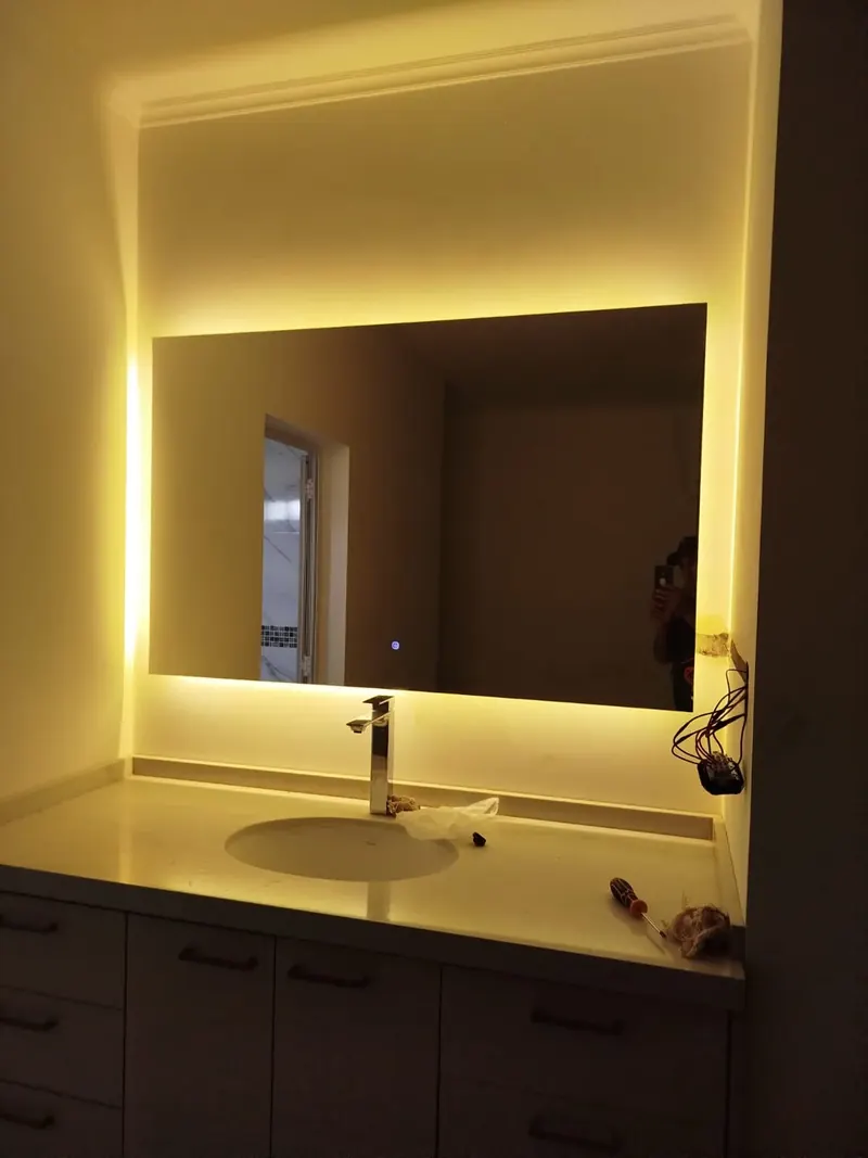 Espejo LED fabricado por Entika, en la casa de un cliente