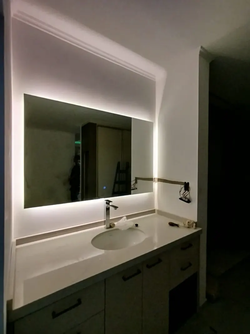 Espejo LED fabricado por Entika, en la casa de un cliente