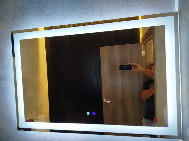 Espejo LED fabricado por Entika, en la casa de un cliente