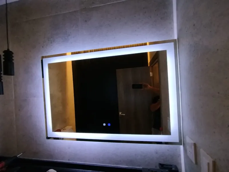 Espejo LED fabricado por Entika, en la casa de un cliente