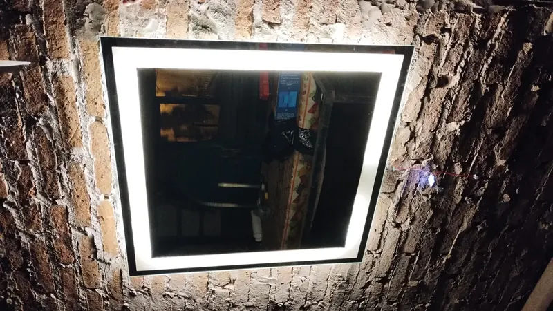 Espejo LED fabricado por Entika, en la casa de un cliente