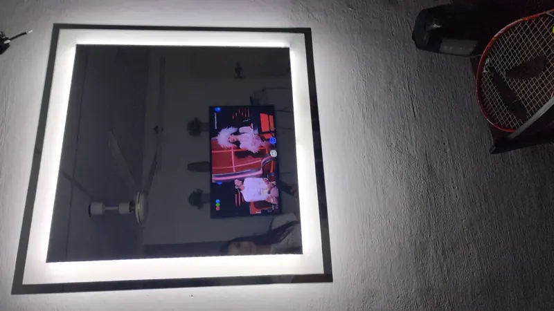 Espejo LED fabricado por Entika, en la casa de un cliente